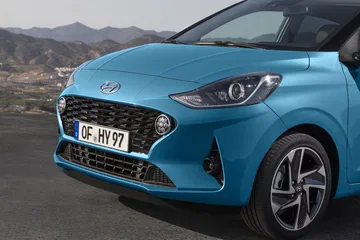 Vista angular delantera del Hyundai i10 mostrando líneas y faros