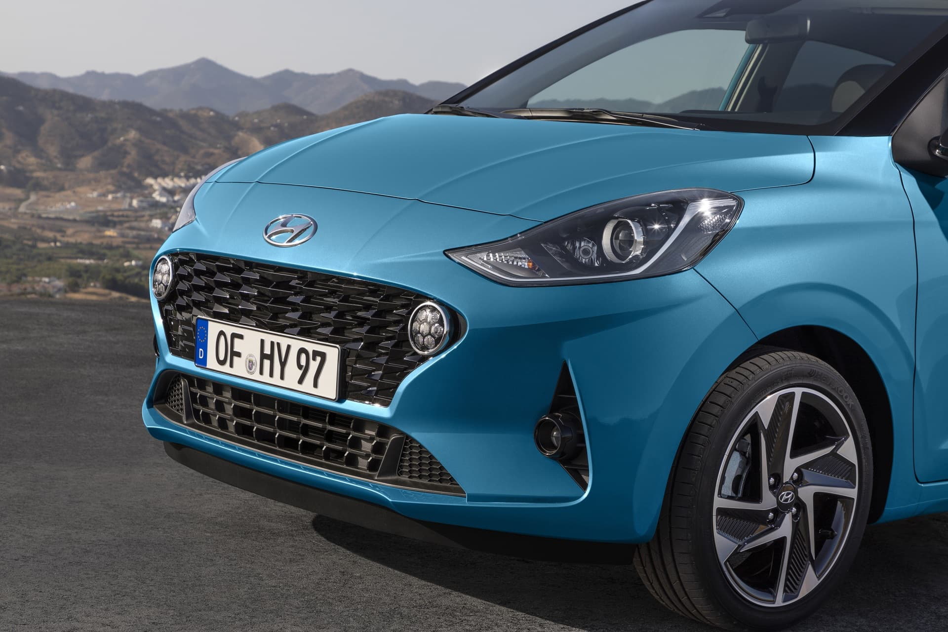 Vista angular delantera del Hyundai i10 mostrando líneas y faros