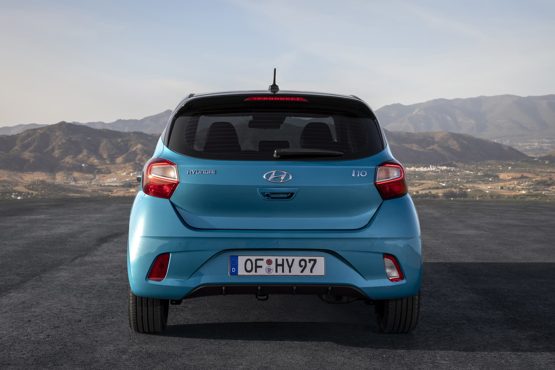 Vista trasera del Hyundai i10 destacando pilotos y diseño de parachoques.