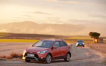 Vista lateral del Hyundai i20 mostrando su diseño fluido y dinámico.