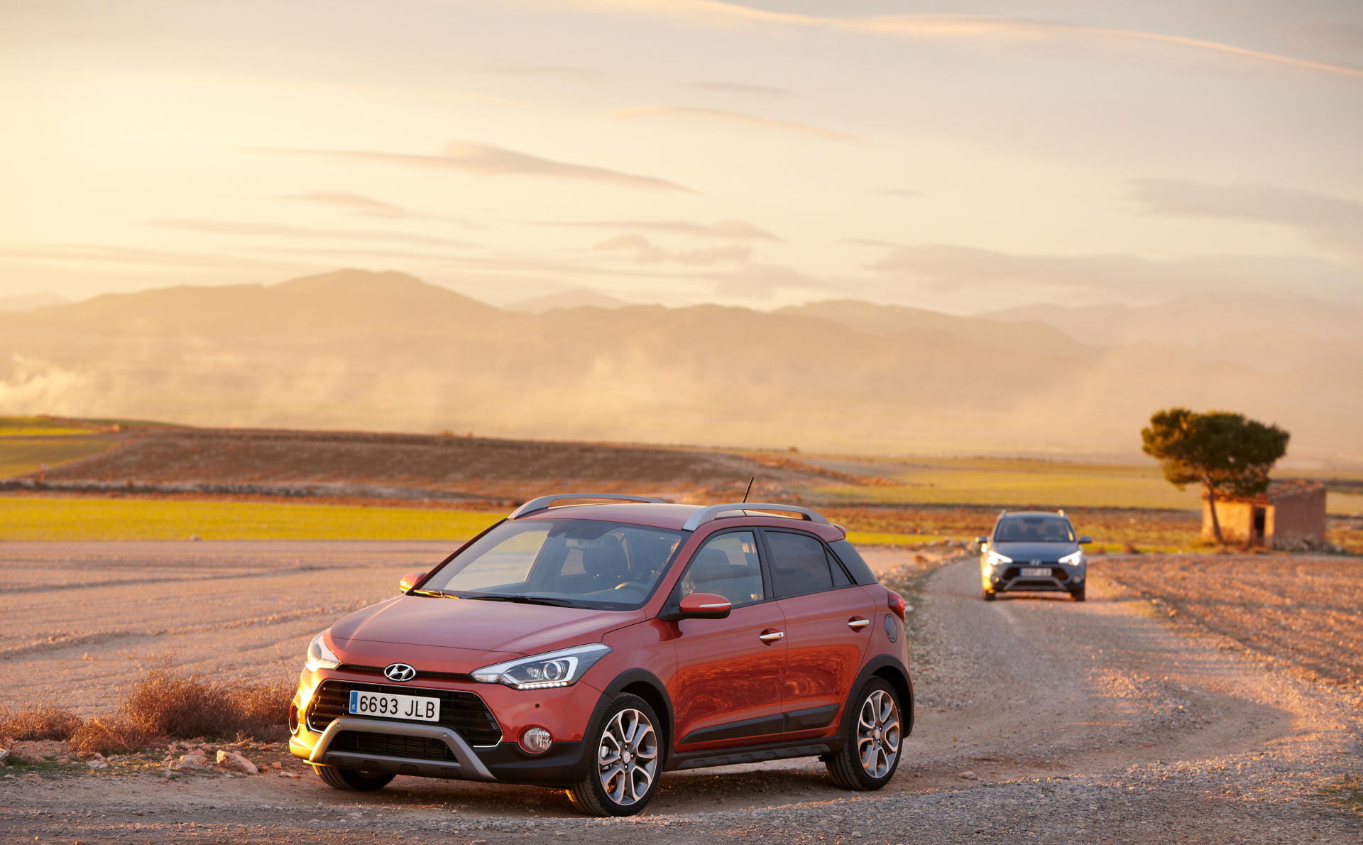 Vista lateral del Hyundai i20 mostrando su diseño fluido y dinámico.