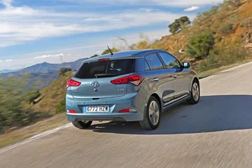 Vista dinámica del Hyundai i20 destacando su perfil trasero y lateral en movimiento.