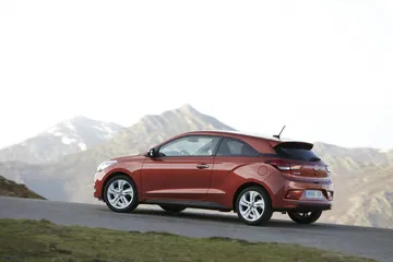 Vista lateral del Hyundai i20 evidenciando su línea aerodinámica