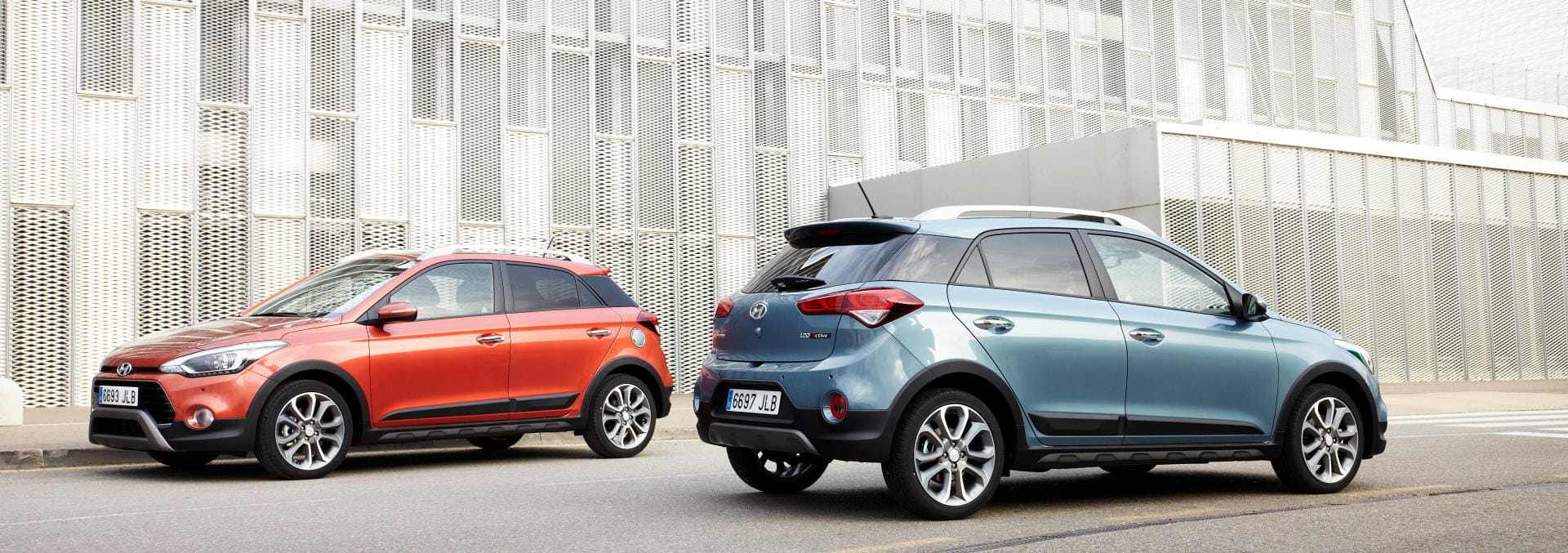 Vista de dos Hyundai i20 destacando su diseño trasero y lateral