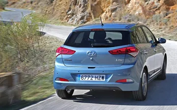 Vista dinámica trasera y lateral del Hyundai i20 en carretera