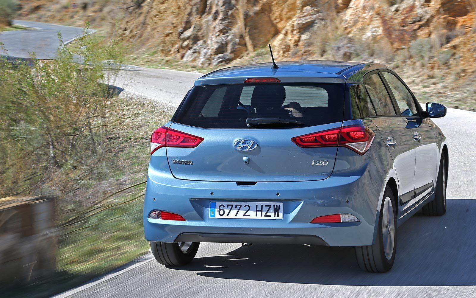 Vista dinámica trasera y lateral del Hyundai i20 en carretera