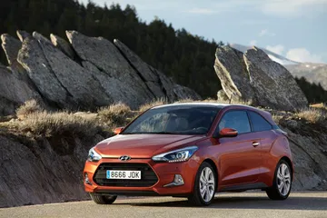 Vista angular del Hyundai i20 mostrando su elegante diseño frontal y lateral.