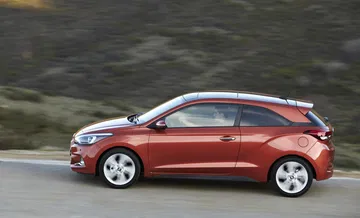 Vista lateral del Hyundai i20, mostrando su línea aerodinámica y diseño moderno.