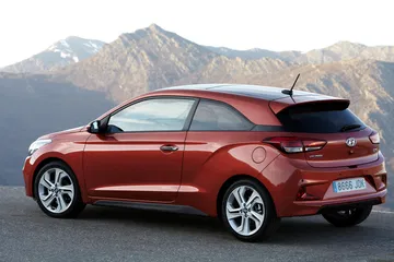 Vista lateral del Hyundai i20 destacando su diseño aerodinámico y moderno.