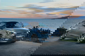 Vista lateral del Hyundai i20 con el mar al fondo, mostrando el diseño de su carrocería.