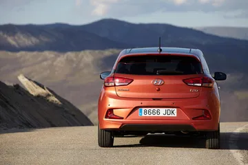 Vista trasera del Hyundai i20 mostrando su diseño de faros y línea de cintura elevada.