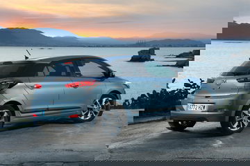 Ángulo que muestra la proporción y diseño trasero lateral del Hyundai i20.