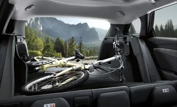 Amplio maletero del Hyundai i40, con bicicleta para destacar su utilidad y espacio.