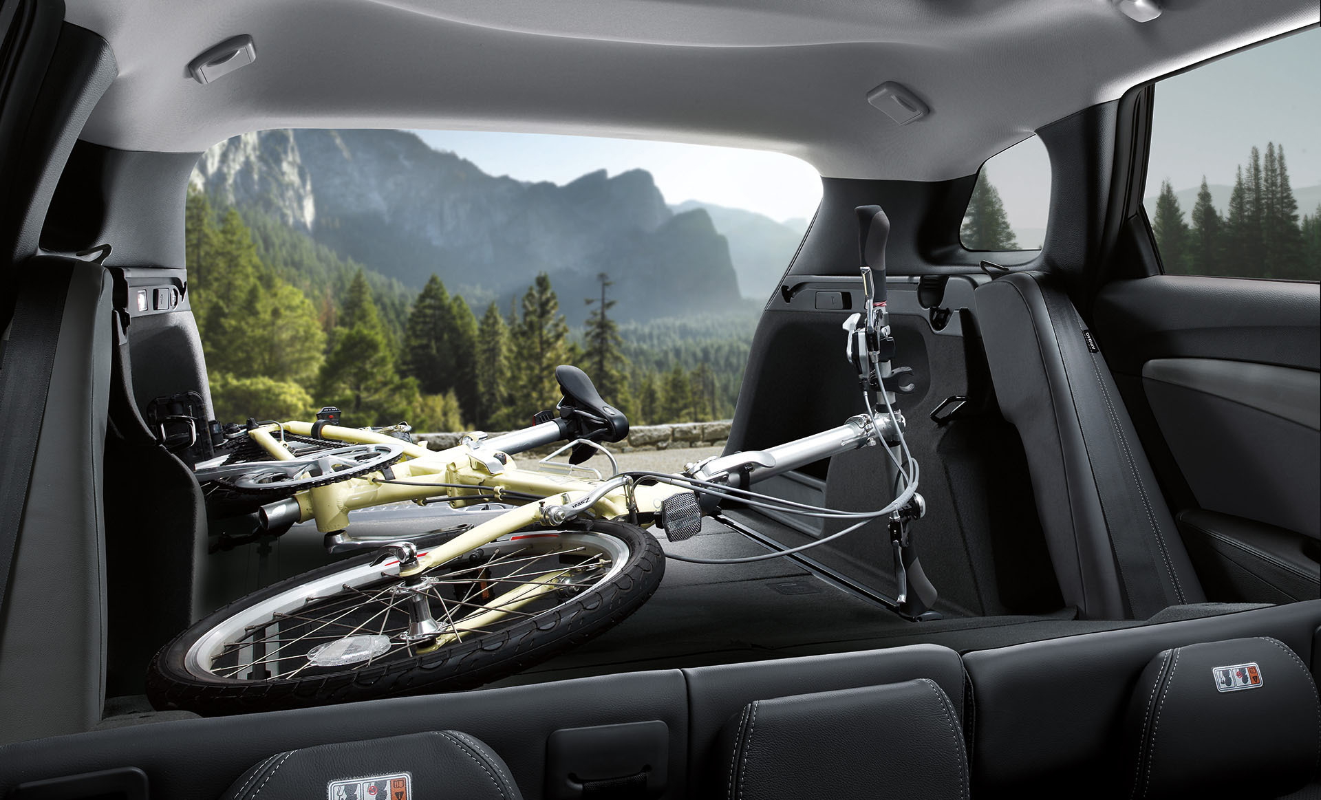 Amplio maletero del Hyundai i40, con bicicleta para destacar su utilidad y espacio.