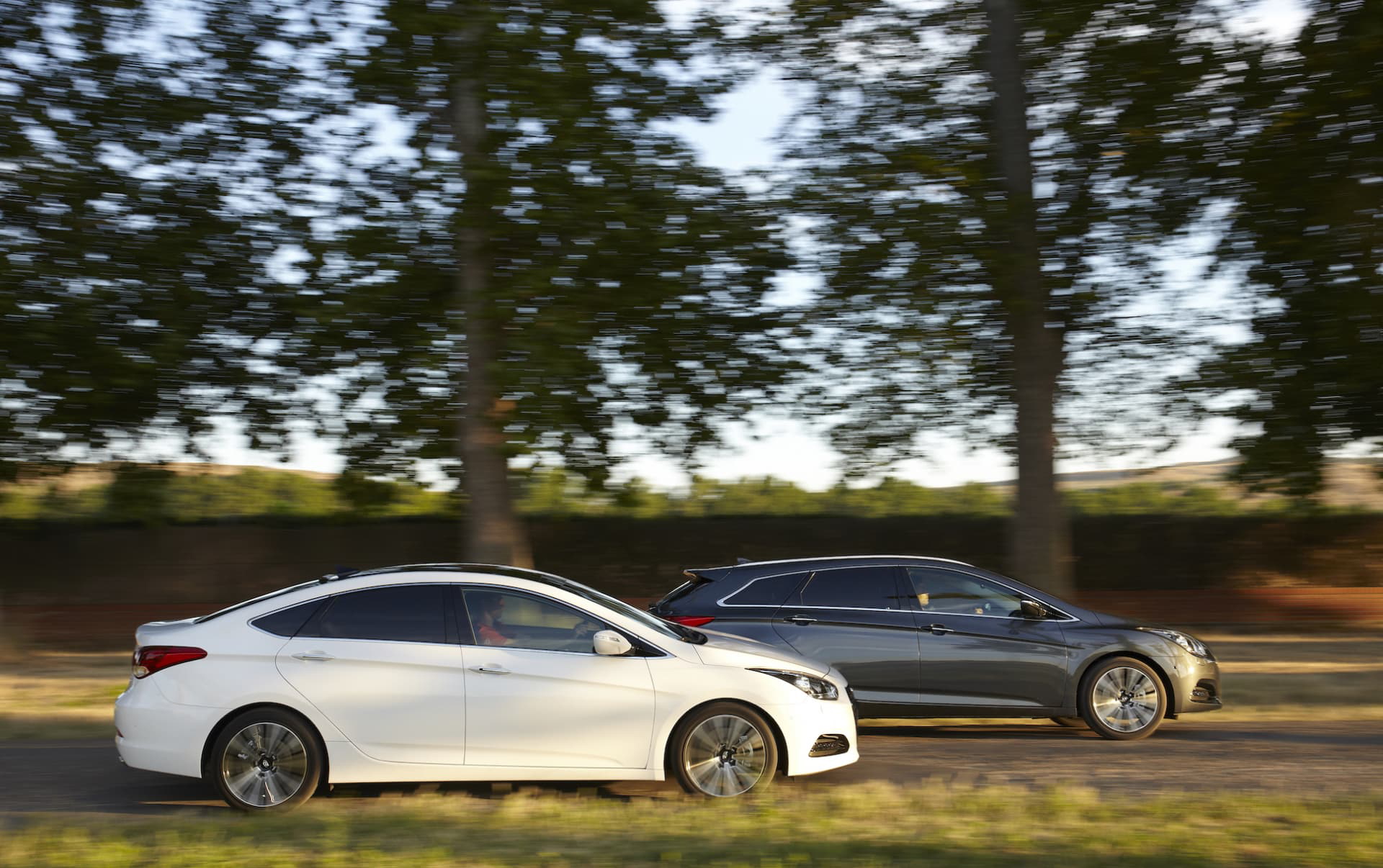Vista dinámica del Hyundai i40 en movimiento, destacando su línea lateral.