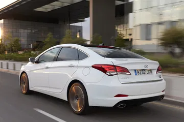 Vista dinámica trasera y lateral del Hyundai i40, destacando su diseño aerodinámico.