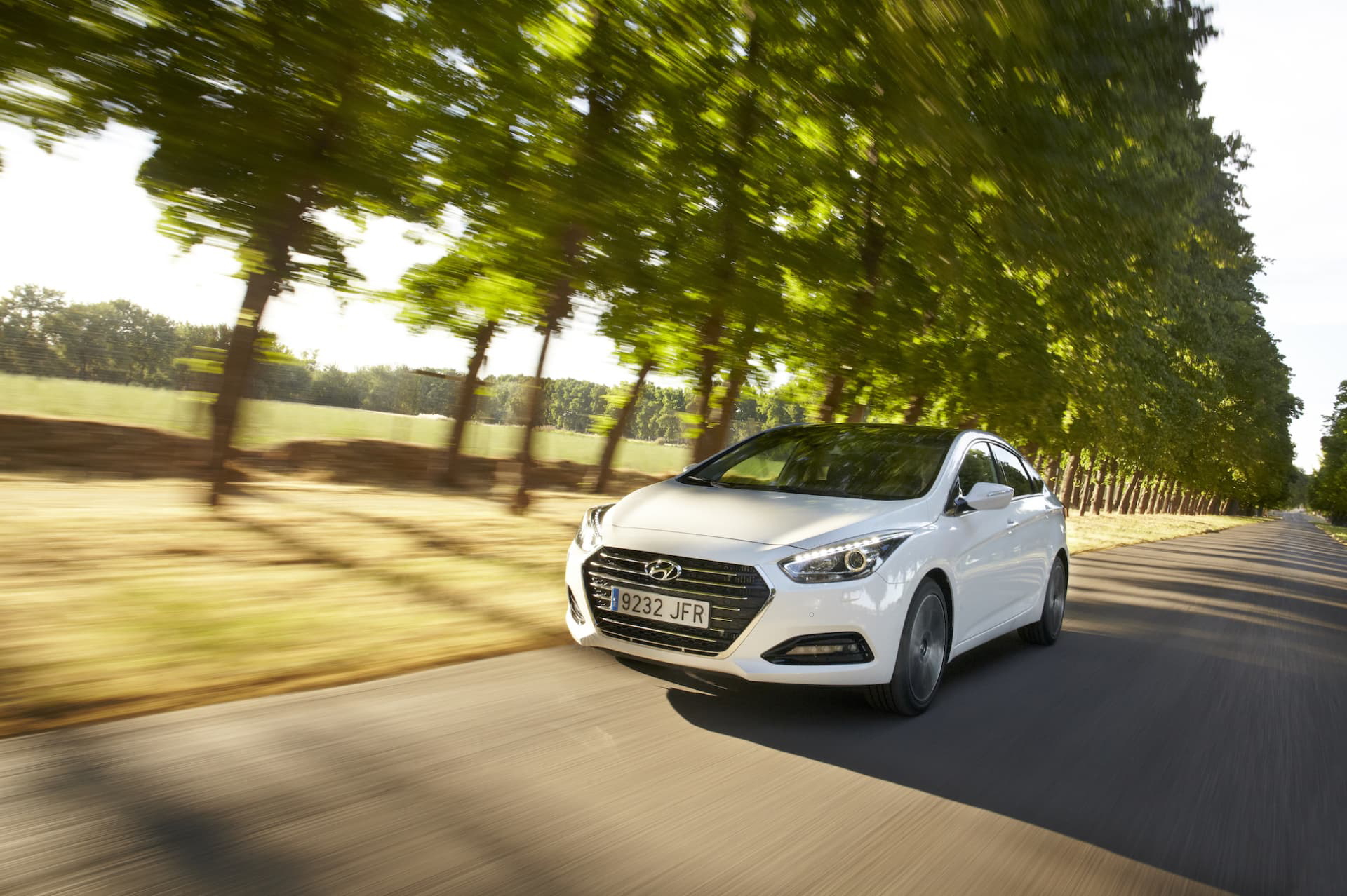 Hyundai i40 en movimiento mostrando su frontal y línea lateral