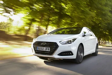 Vista dinámica del Hyundai i40 en movimiento, destacando su frontal y diseño lateral.