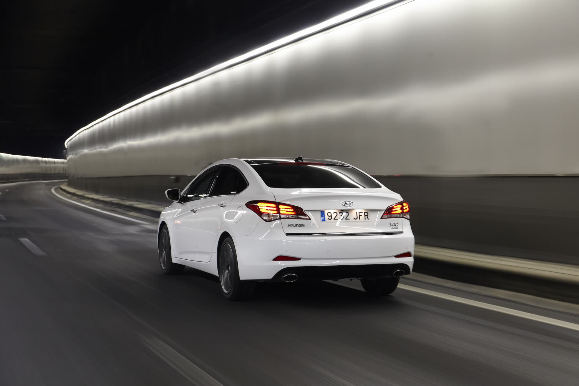 Vista dinámica trasera lateral del Hyundai i40 en movimiento nocturno