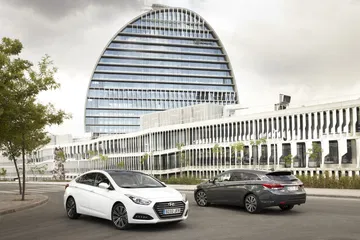 Vista angular delantera del Hyundai i40 destacando su elegancia y líneas aerodinámicas.