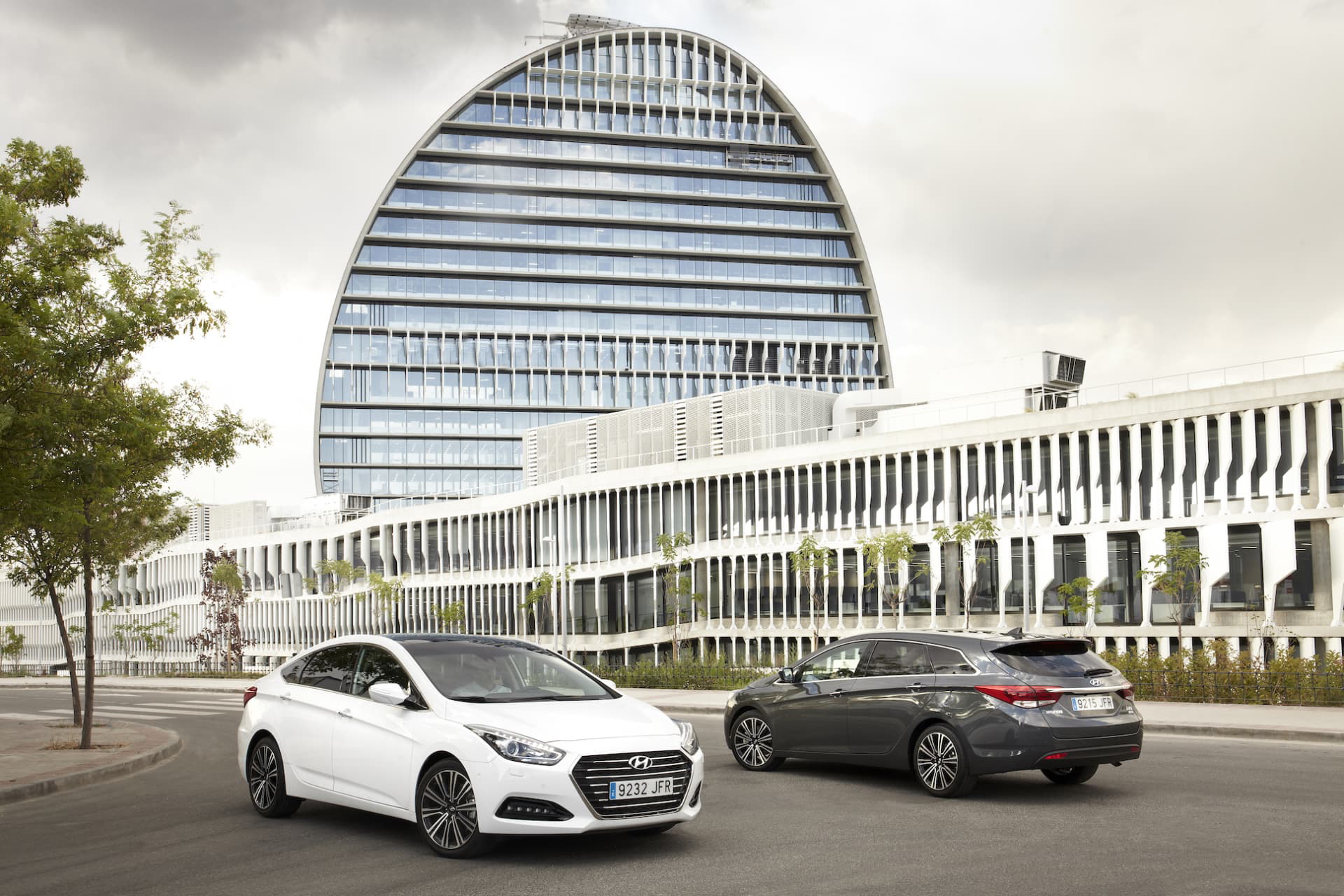 Vista angular delantera del Hyundai i40 destacando su elegancia y líneas aerodinámicas.