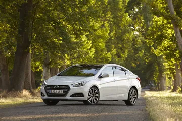 Vista lateral del Hyundai i40 que resalta su silueta aerodinámica.