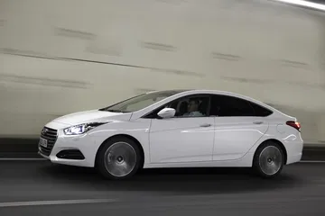 Vista lateral del Hyundai i40 en movimiento, destacando su perfil aerodinámico.