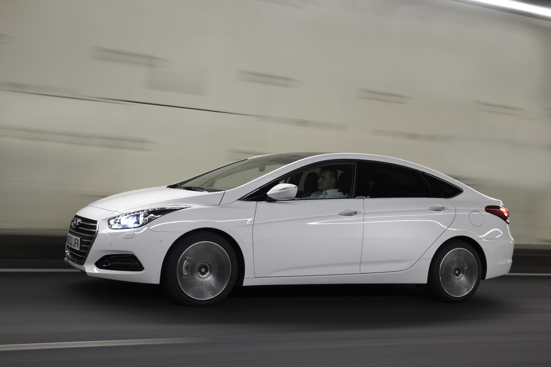 Vista lateral del Hyundai i40 en movimiento, destacando su perfil aerodinámico.