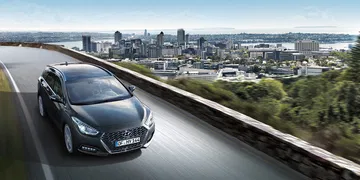 Vista dinámica del Hyundai i40 con la ciudad de fondo.