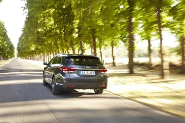 Vista en marcha del Hyundai i40 destacando su línea trasera y ópticas.