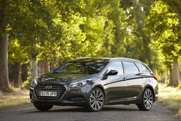 Vista lateral Hyundai i40 destacando su perfil aerodinámico.