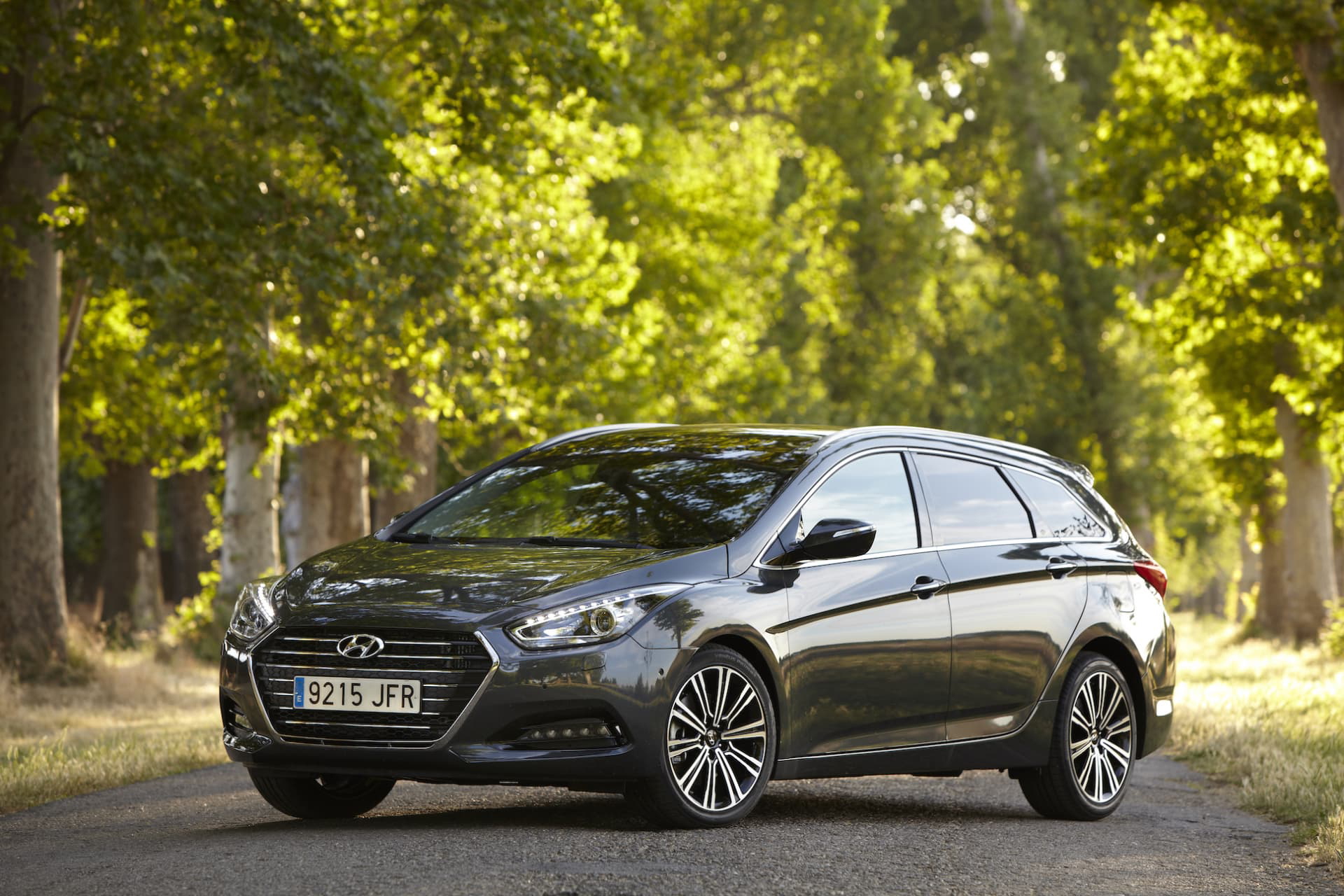 Vista lateral Hyundai i40 destacando su perfil aerodinámico.