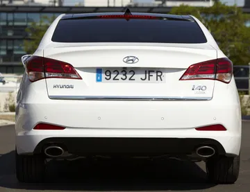 Vista trasera del Hyundai i40 mostrando faros y diseño de maletero.