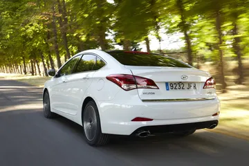 Vista dinámica de la parte trasera y lateral del Hyundai i40 en movimiento.