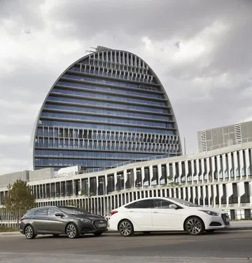 Vista trasera y lateral del Hyundai i40 con diseño elegante y moderno.