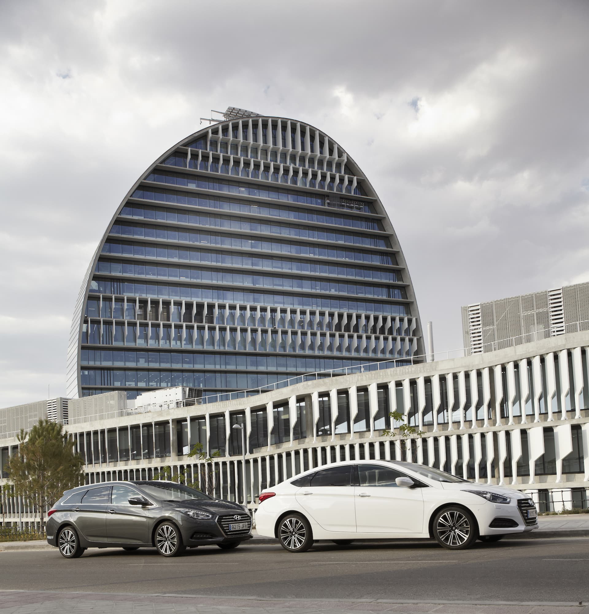 Vista trasera y lateral del Hyundai i40 con diseño elegante y moderno.