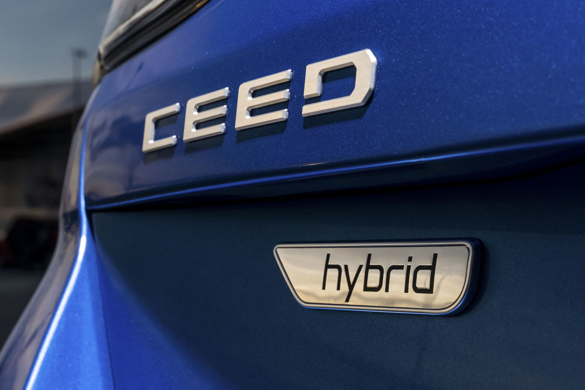 Detalle insignia que indica la versión híbrida del Kia Ceed.