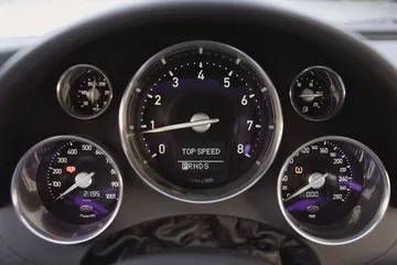 Vista cercana del cuadro de instrumentos del Bugatti Veyron.
