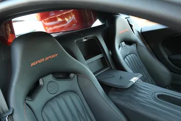 Asientos deportivos con el emblema de Bugatti Veyron.