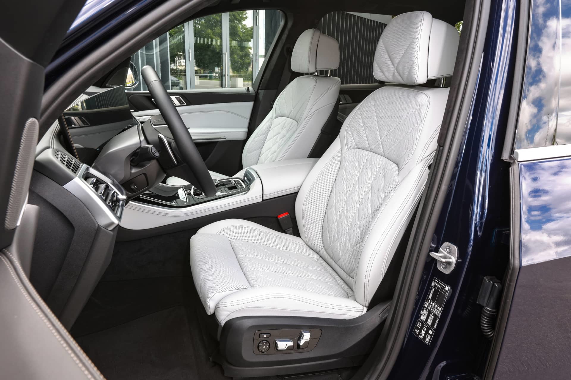 Asientos de cuero blancos y amplia visibilidad lateral en BMW X5.