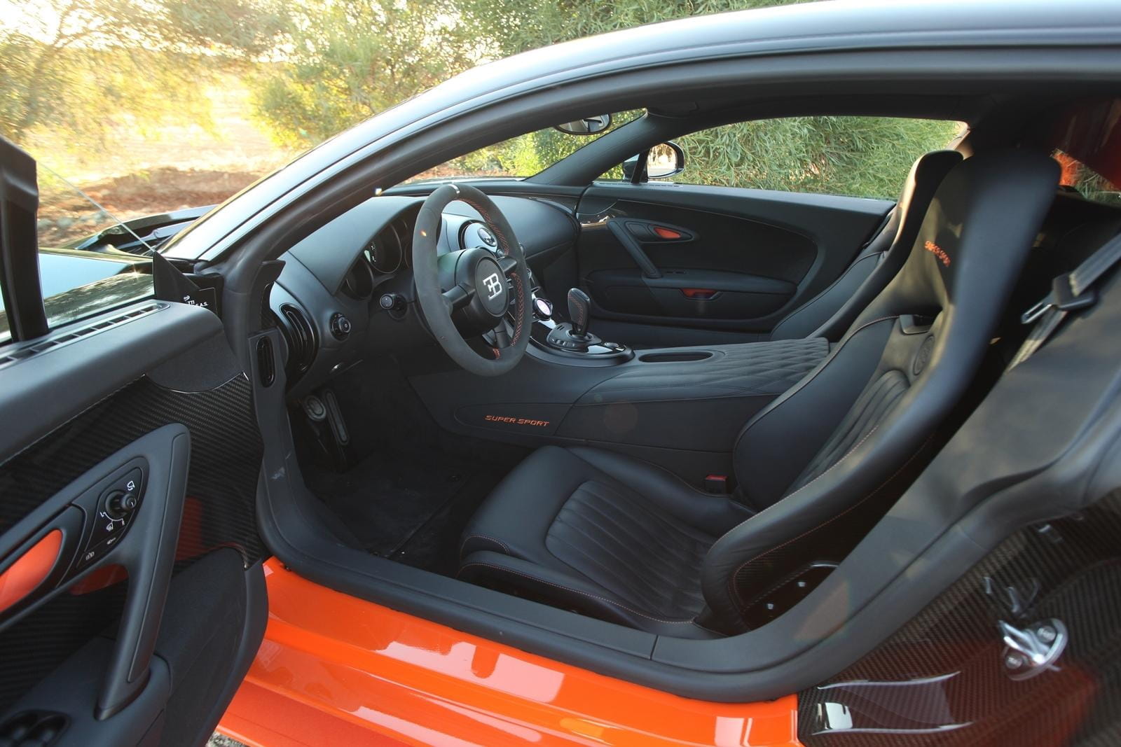 Vista lateral del lujoso interior del Bugatti Veyron, destacando sus asientos de cuero.