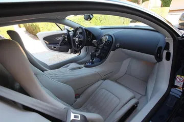 Vista lateral del lujoso interior en cuero del Bugatti Veyron.