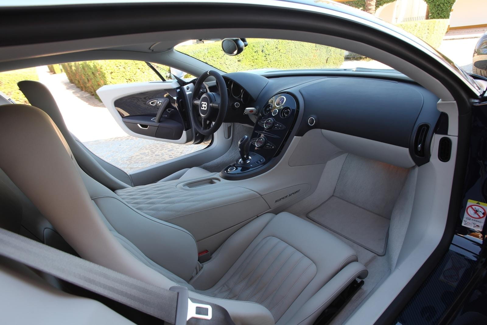 Vista lateral del lujoso interior en cuero del Bugatti Veyron.