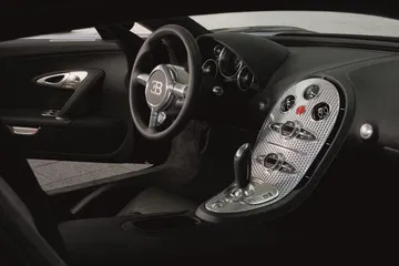Vista del lujoso interior del Bugatti Veyron, enfocando el centro del tablero.