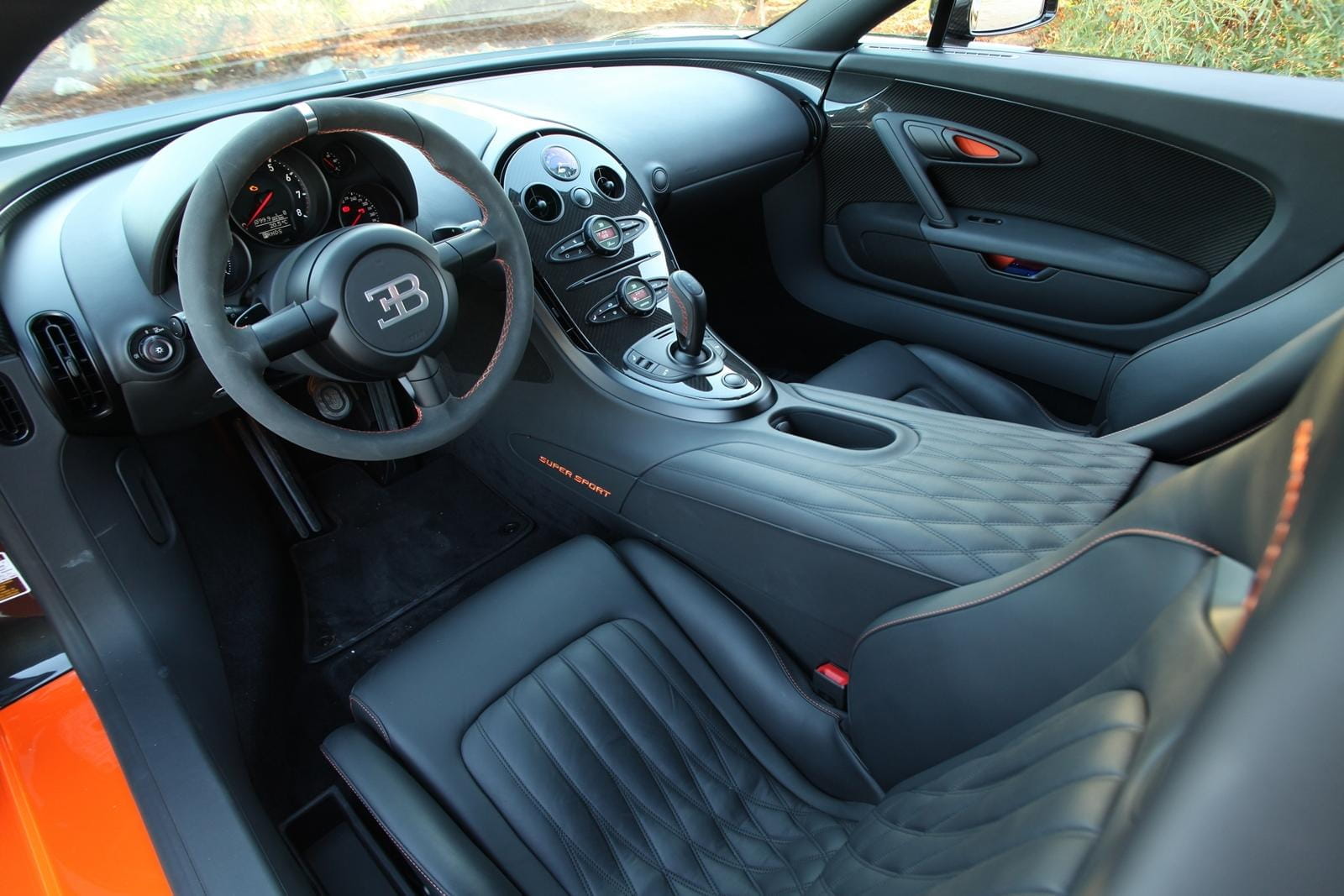 Vista lateral del lujoso interior y asientos de un Bugatti Veyron.