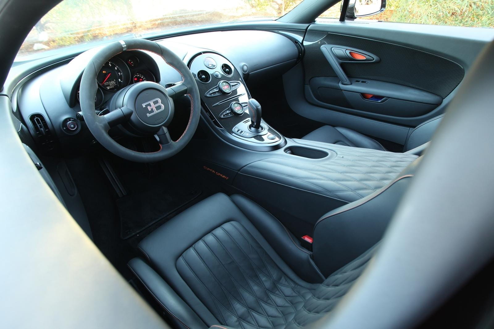 Vista del puesto de conducción del Bugatti Veyron, destaca su lujoso acabado.