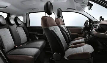 Vista amplia del habitáculo del Fiat Panda, mostrando asientos y acabados.