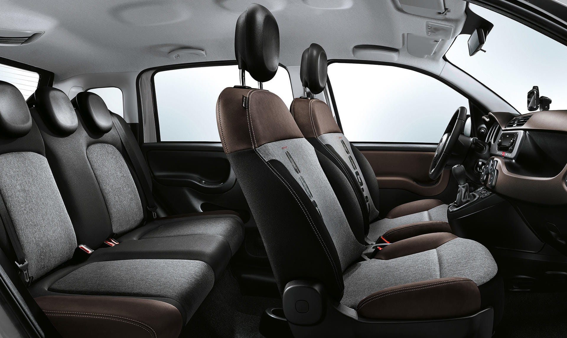 Vista amplia del habitáculo del Fiat Panda, mostrando asientos y acabados.