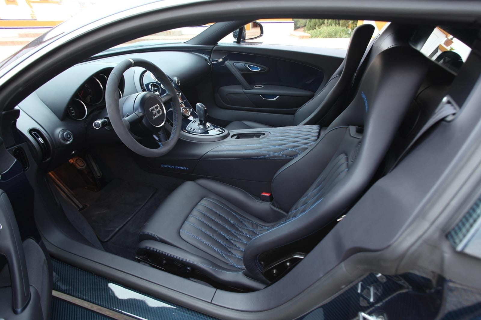 Vista lateral del lujoso interior de cuero del Bugatti Veyron.