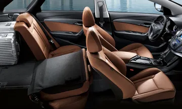 Vista de los asientos de cuero con detalle de la consola central.